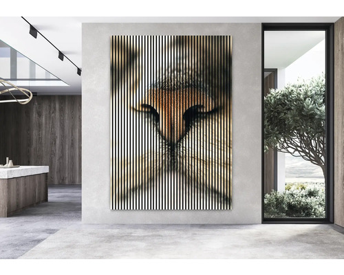 Imagine decorativă de perete cu motiv animalier și dungi verticale într-o cameră modernă