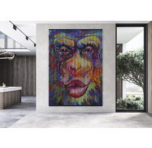Panou decorativ de perete cu motiv colorat cu maimuțe într-un spațiu modern.