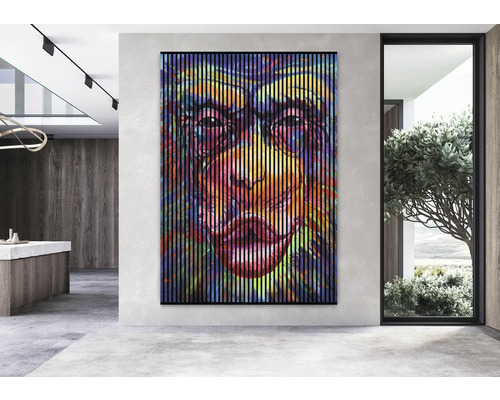 Panou decorativ de perete cu motiv colorat cu maimuțe într-un spațiu modern.