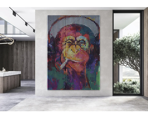 Panou decorativ de perete cu motiv de maimuță într-o cameră mobilată modern.