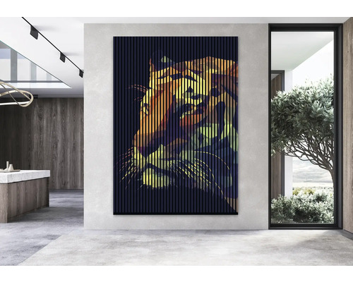 Panou decorativ de perete cu motiv tigru într-un spațiu de locuit modern.