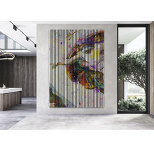 Artă abstractă de perete cu dungi verticale într-o cameră modernă.