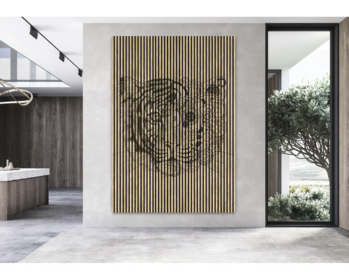 Imagine cu o cameră cu un panou acustic pe perete, care prezintă un motiv animalier.