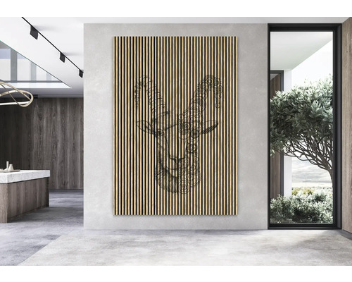 Panou de perete cu motiv decorativ de capră într-o cameră modernă