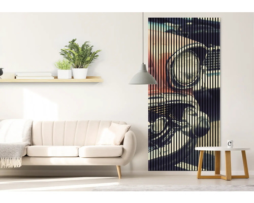 Cameră de zi cu canapea, raft și panou de perete cu motiv auto