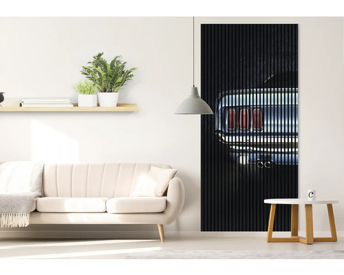 Cameră de zi cu canapea, măsuță laterală și panou de perete cu motiv auto