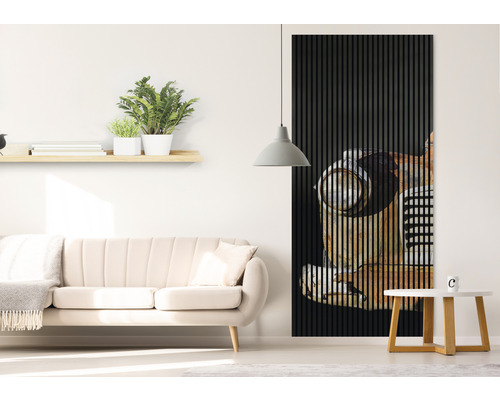 Cameră de zi cu canapea, măsuță laterală și panou de perete cu motiv auto