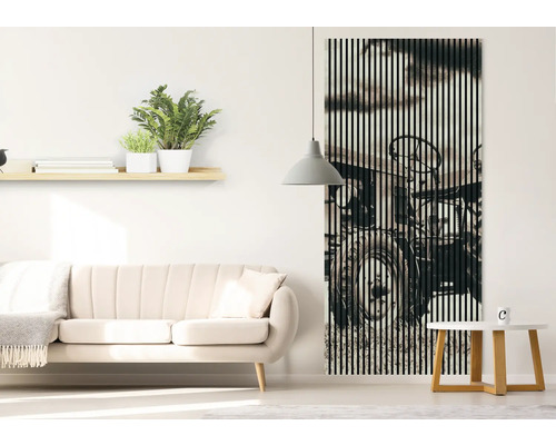 Living cu canapea, raft, lampă și panou acustic cu motiv de tractor