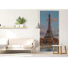 Cameră de zi cu canapea, masă și decor de perete cu motivul Turnului Eiffel