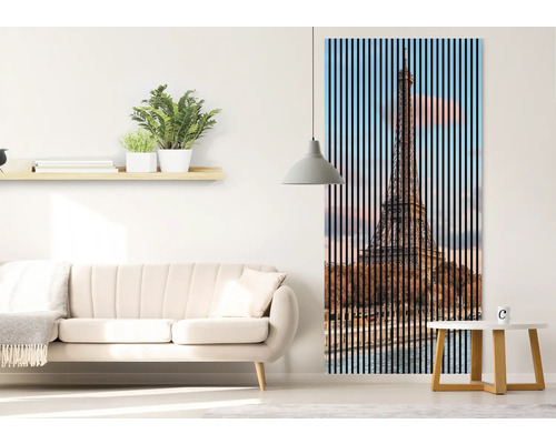 Cameră de zi cu canapea, masă și decor de perete cu motivul Turnului Eiffel