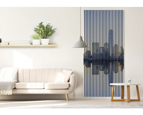 Cameră de zi cu canapea, măsuță laterală, raft și pictură murală cu motiv urban