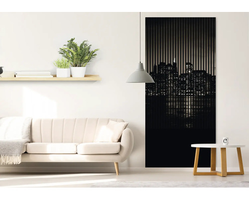 Cameră de zi cu canapea, măsuță laterală și panou de perete cu motiv de orizont al orașului