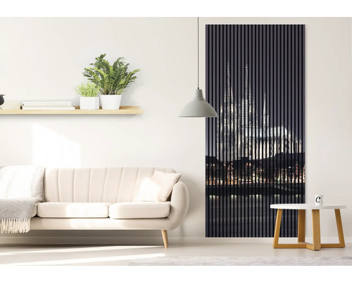 Cameră de zi cu canapea, măsuță laterală și panou de perete cu motiv domnesc