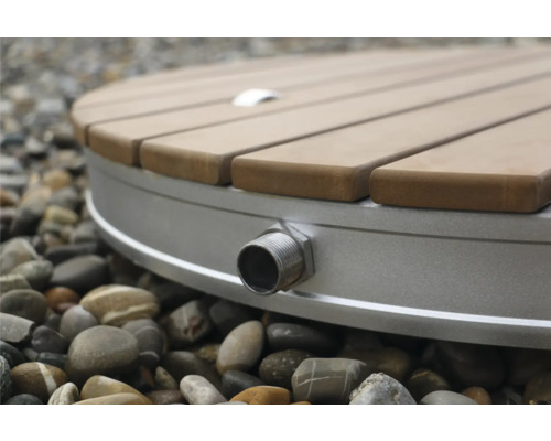 Detaliu al unui duș exterior rotund cu grilaj din lemn și racord de apă