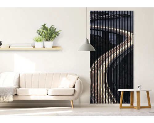 Cameră de zi cu canapea, raft, măsuță laterală, lampă și panou acustic cu motiv stradal