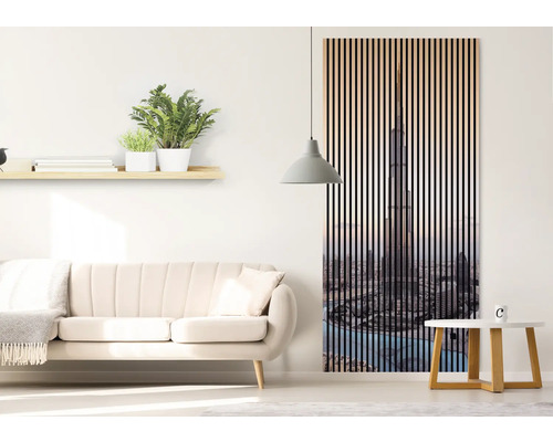 Sufragerie cu canapea, masă și panou de perete cu motiv de peisaj urban