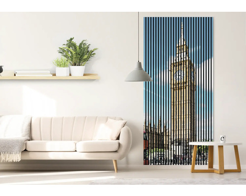 Cameră de zi cu canapea, măsuță laterală, raft cu plante și pictură murală cu motiv Big Ben