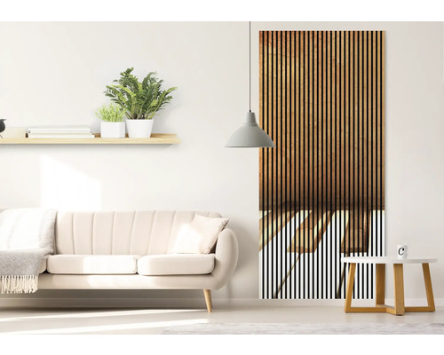 Living cu canapea, raft, plante de interior, lampă, măsuță laterală și panou de perete din lemn