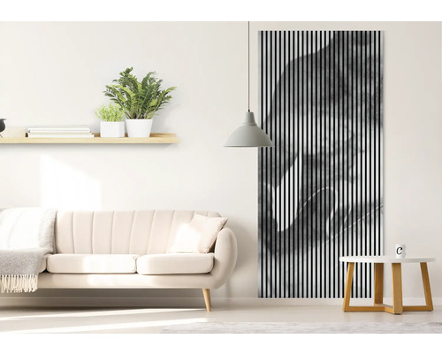 Cameră de zi cu canapea, măsuță laterală, lampă suspendată, raft de perete și imprimare artistică înrămată