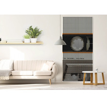 Sufragerie cu canapea, măsuță laterală, raft și o perdea lamelară cu imprimeu grafic ca decor.