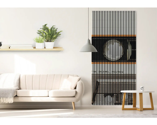 Sufragerie cu canapea, măsuță laterală, raft și o perdea lamelară cu imprimeu grafic ca decor.