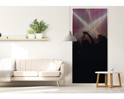 Scenă de interior cu o ușă cu lamele negre care înfățișează o mulțime de oameni