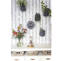 Decor de perete cu plante, ceas de perete și comodă cu coșuri