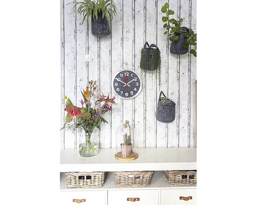 Decor de perete cu plante, ceas de perete și comodă cu coșuri