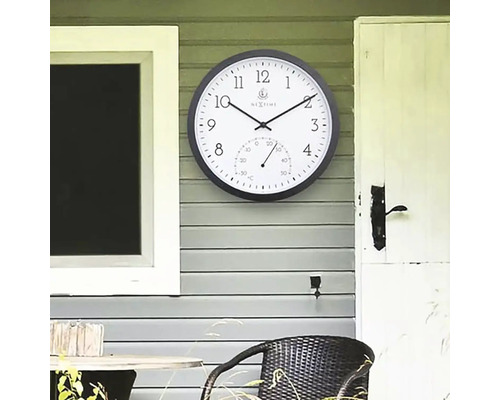 Ceas de perete analog cu termometru pentru exterior pe peretele casei