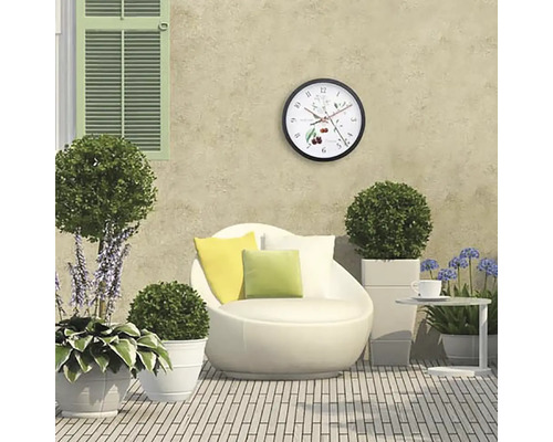 Terasa cu zonă de relaxare, măsuță laterală și ceas de perete