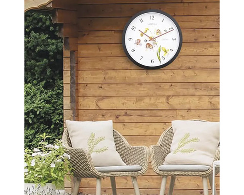 Scenă de grădină cu ceas de perete, scaune și perne