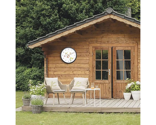 Cabină de grădină cu ceas de perete, mobilier de grădină și decorațiuni