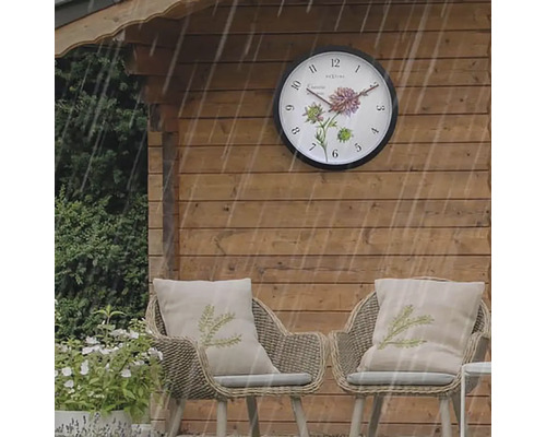 Cabana de grădină cu ceas de exterior și două fotolii de ratan cu perne