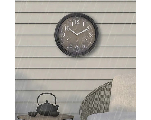 Ceas analogic de exterior cu indicator de termometru și higrometru pe un perete de casă