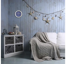 Living în stil maritim cu comodă, canapea, ceas și decorațiuni
