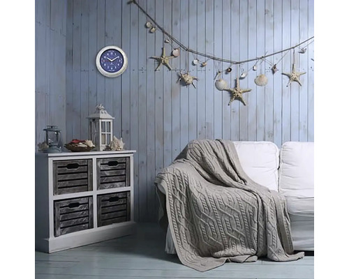 Living în stil maritim cu comodă, canapea, ceas și decorațiuni