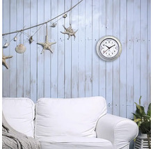 Living decorativ cu ceas de perete, canapea și decorațiuni maritime
