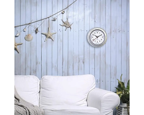 Living decorativ cu ceas de perete, canapea și decorațiuni maritime