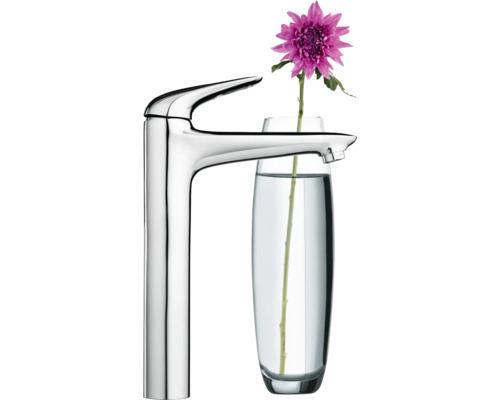 Baterie de lavoar cromată lângă o vază cu o singură floare
