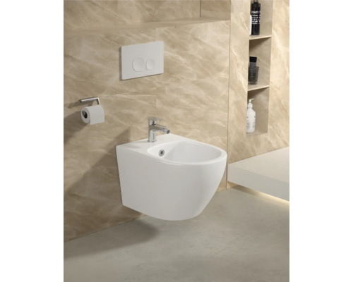 Bideu suspendat cu robinet și panou de control într-o baie.