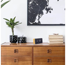 Comodă cu plantă de interior, decorațiuni și ceas digital