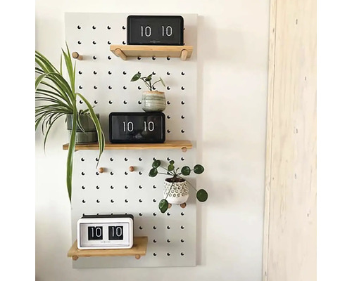 Raft de perete cu model perforat, rafturi din lemn, plante de interior și ceasuri