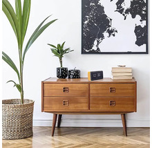 Comodă cu patru sertare, decorațiuni și plante de interior