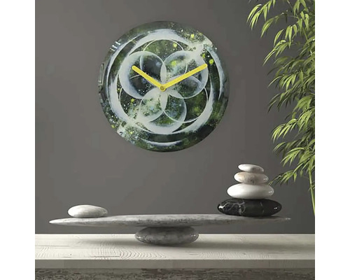 Ceas decorativ de perete cu model abstract și arătătoare galbene