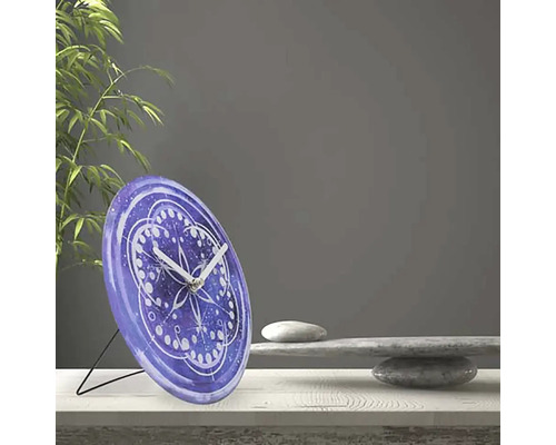 Ceas decorativ de masă cu model pe o masă