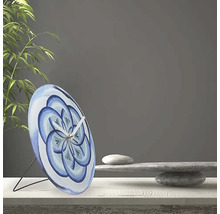 Ceas decorativ de masă cu model floral albastru pe o masă