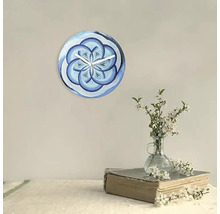 Ceas decorativ de perete cu model floral în camera de zi