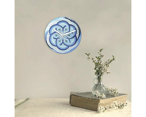 Ceas decorativ de perete cu model floral în camera de zi