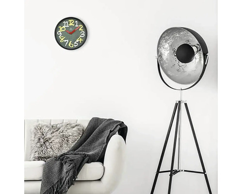 Living cu canapea, lampadar și ceas de perete