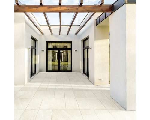 Exterior cu plăci de piatră, pergolă și uși exterioare